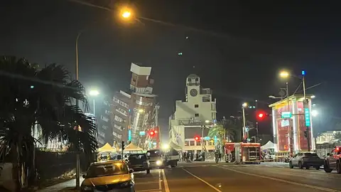 un edificio inclinado después de que un terremoto de magnitud 7,3 sacudiera la zona marítima cerca de Hualien, Taiwán, en el sureste de China | Foto de archivo un edificio inclinado después de que un terremoto de magnitud 7,3 sacudiera la zona marítima cerca de Hualien, Taiwán, en el sureste de China | Foto de archivo