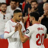 El delantero del Sevilla Isaac Romero (d) celebra con Youssef En-Nesyri (i) tras marcar el 2-0 ante el Mallorca, durante el partido de la jornada 32 de LaLiga que Sevilla FC y RCD Mallorca juegan este lunes en el estadio Sánchez-Pizjuán de Sevilla.