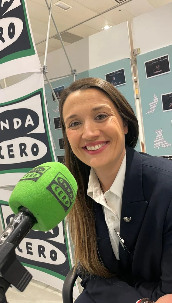 Mireia Benages es la encargada de regalar un libro cada semana en Más de Uno Castellón. 