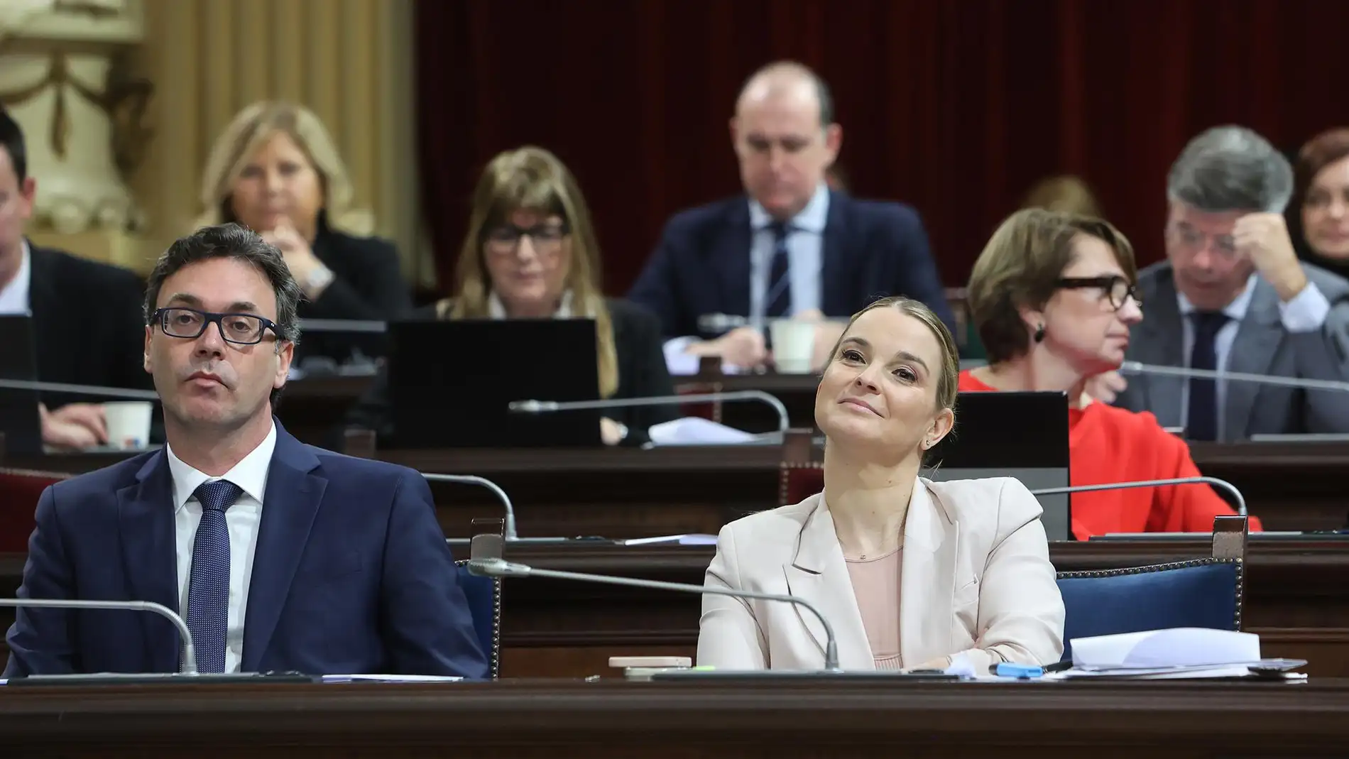 El portavoz del Govern y conseller de Economía, Hacienda e Innovación, Toni Costa, y la presidenta del Govern balear, Marga Prohens, durante un pleno del Parlament balear.