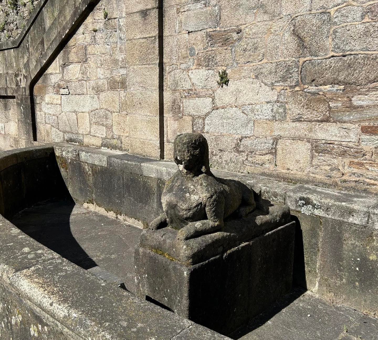 Arrancan el caño de la histórica fuente de Virxe da Cerca mientras desde Apatrigal denuncian "la falta de valores y respeto al patrimonio" Arrancan el caño de la histórica fuente de Virxe da Cerca mientras desde Apatrigal denuncian "la falta de valores y respeto al patrimonio"