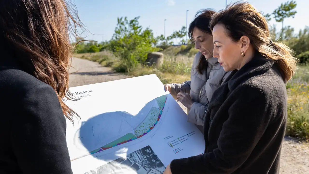 Natalia Chueca ha presentado in situ el proyecto de la Olmeda de Torre Ramona Natalia Chueca ha presentado in situ el proyecto de la Olmeda de Torre Ramona