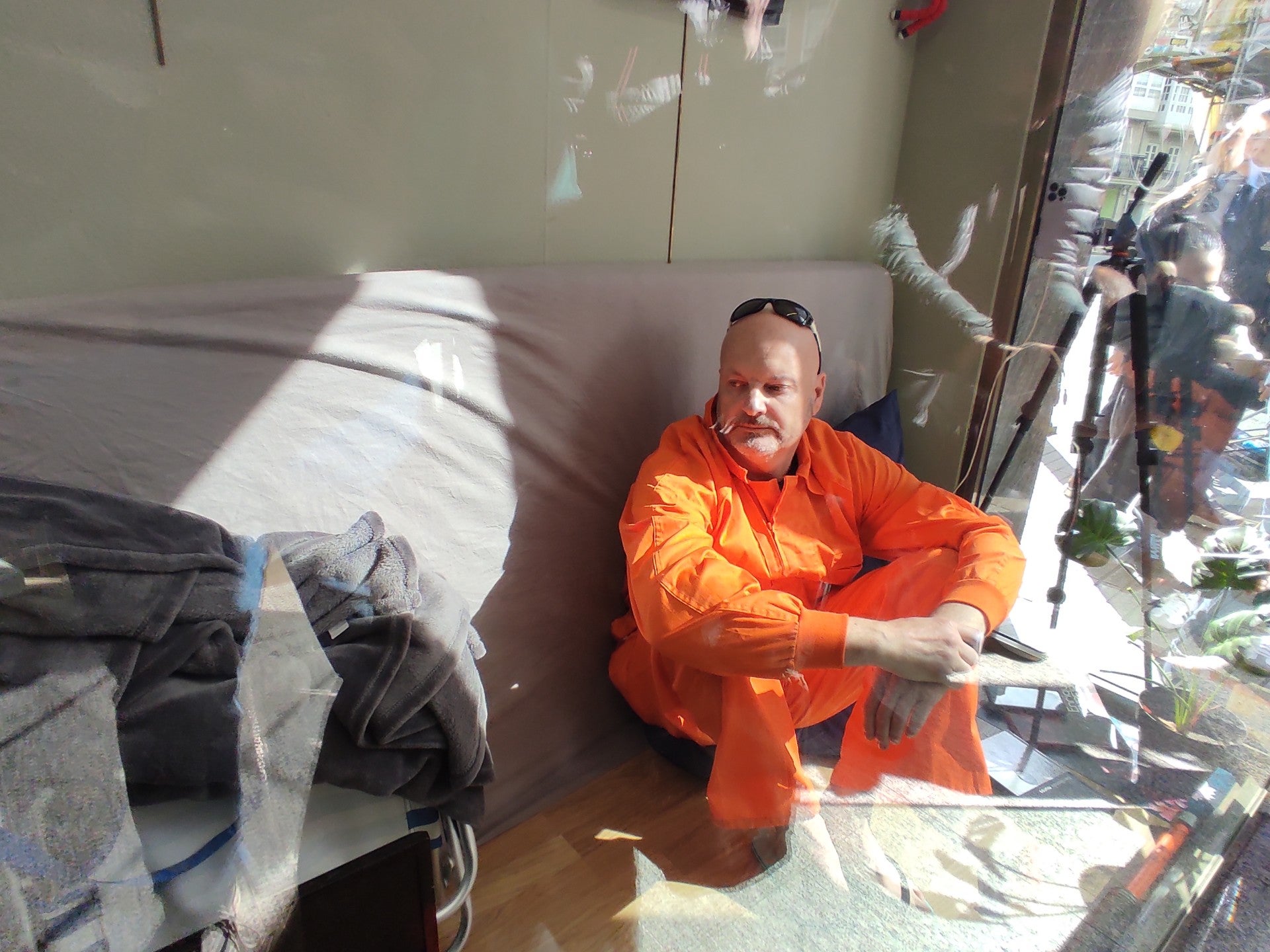 El artista Enrique Tenreiro inicia una protesta en un escaparate El artista Enrique Tenreiro inicia una protesta en un escaparate