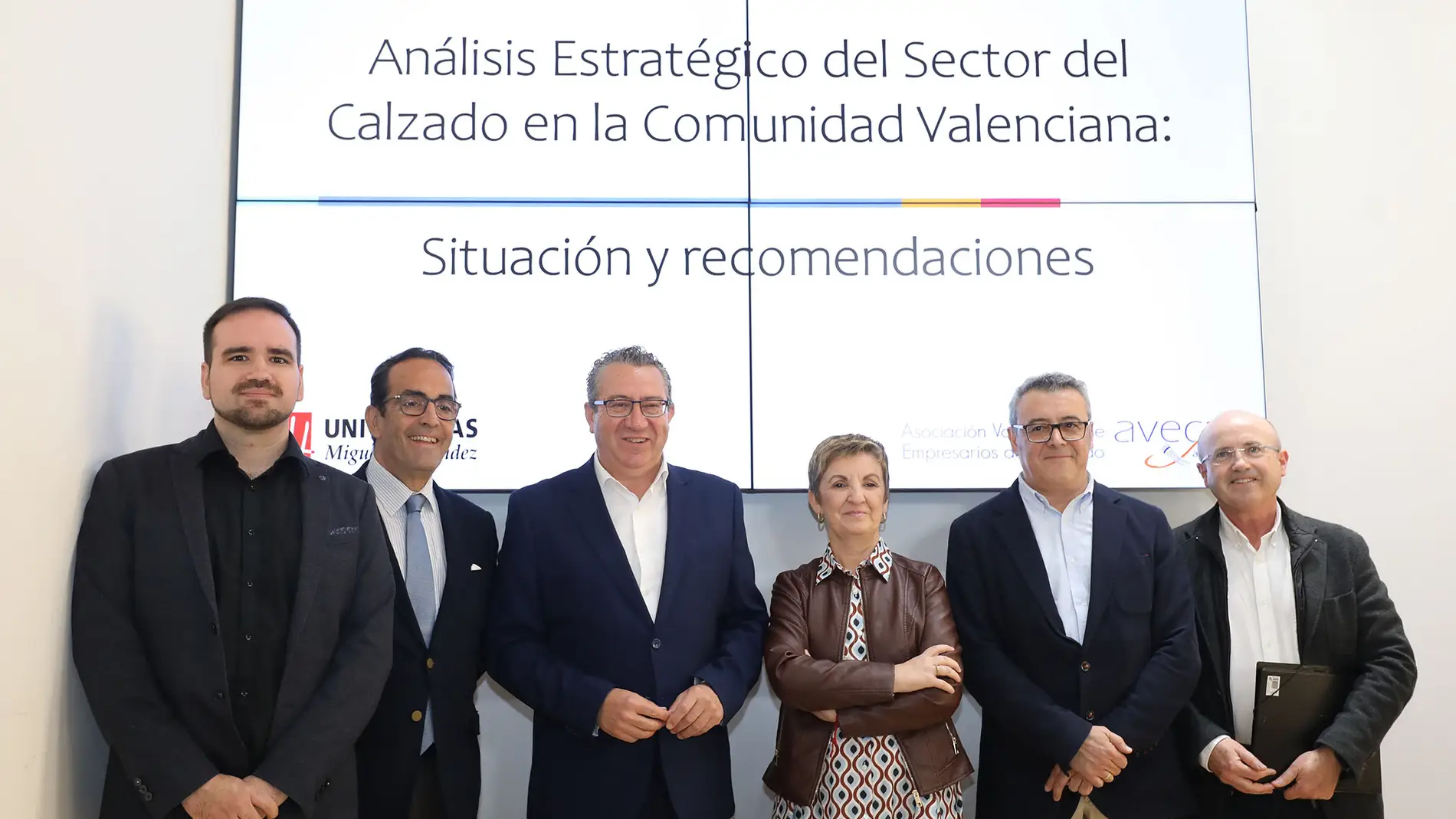 Los autores del estudio con el presidente de la Diputación y la presidenta de AVECAL