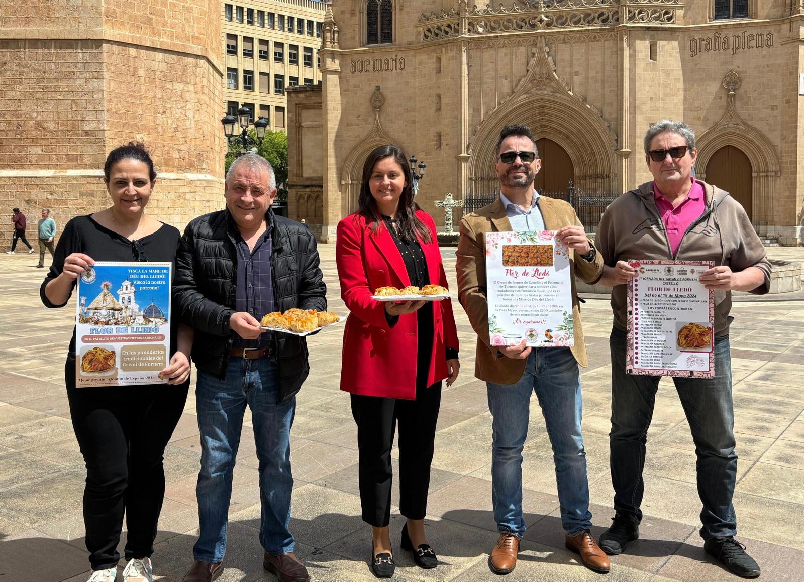 El Gremi de Forners reparte este sábado 2.200 unidades gratuitas de la Flor de Lledó en la plaza Mayor El Gremi de Forners reparte este sábado 2.200 unidades gratuitas de la Flor de Lledó en la plaza Mayor