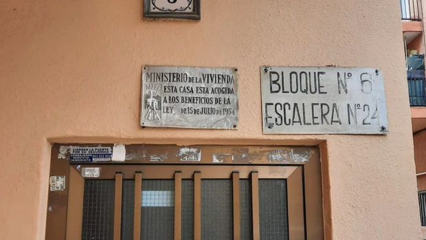 Fachada con placas franquistas en Benidorm