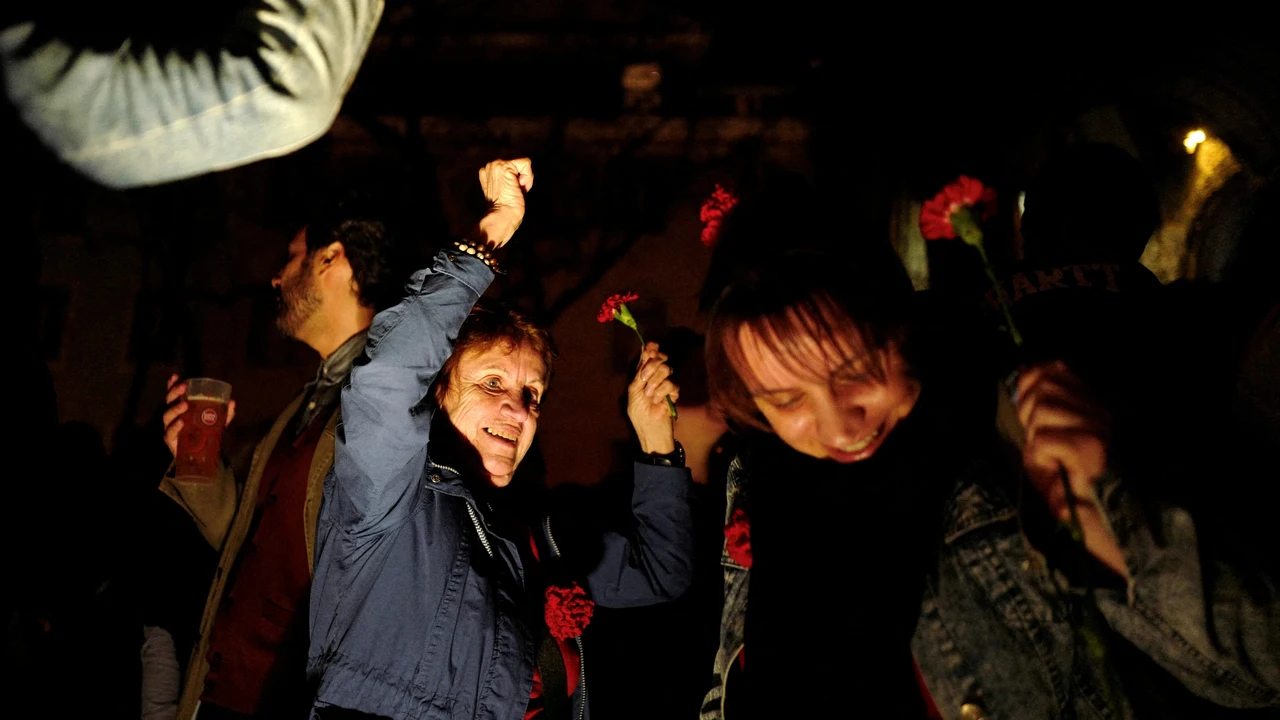 Una mujer celebra en Lisboa el 50 aniversario de la Revolución de los Claveles