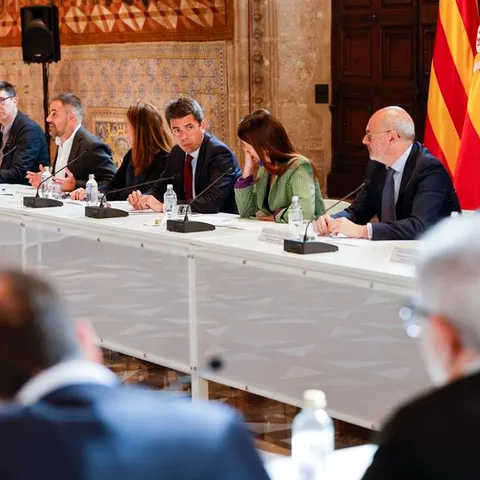 El president de la Generalitat, Carlos Mazón (c), participa en la mesa general de negociación de personal funcionario, estatutario y laboral.