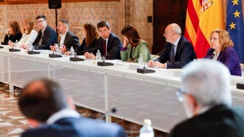 El president de la Generalitat, Carlos Mazón (c), participa en la mesa general de negociación de personal funcionario, estatutario y laboral.