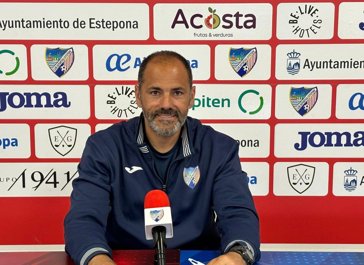 Salva Ballesta está convencido de que el CD Estepona jugará los play off Salva Ballesta está convencido de que el CD Estepona jugará los play off