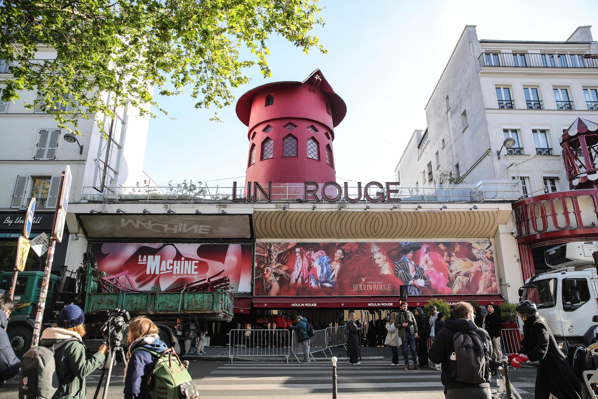 Las aspas del Moulin Rouge de París se desploman Las aspas del Moulin Rouge de París se desploman