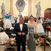 La reina de las fiestas, Belen Ramos y el alcalde, José Benlloch, junto a los traje de Belén. La reina de las fiestas, Belen Ramos y el alcalde, José Benlloch, junto a los traje de Belén.
