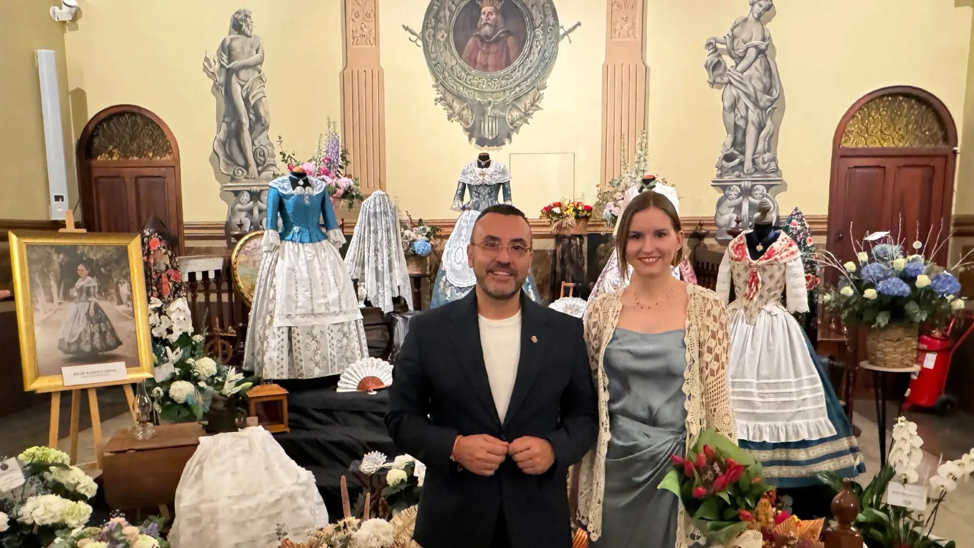 La reina de las fiestas, Belen Ramos y el alcalde, José Benlloch, junto a los traje de Belén. 