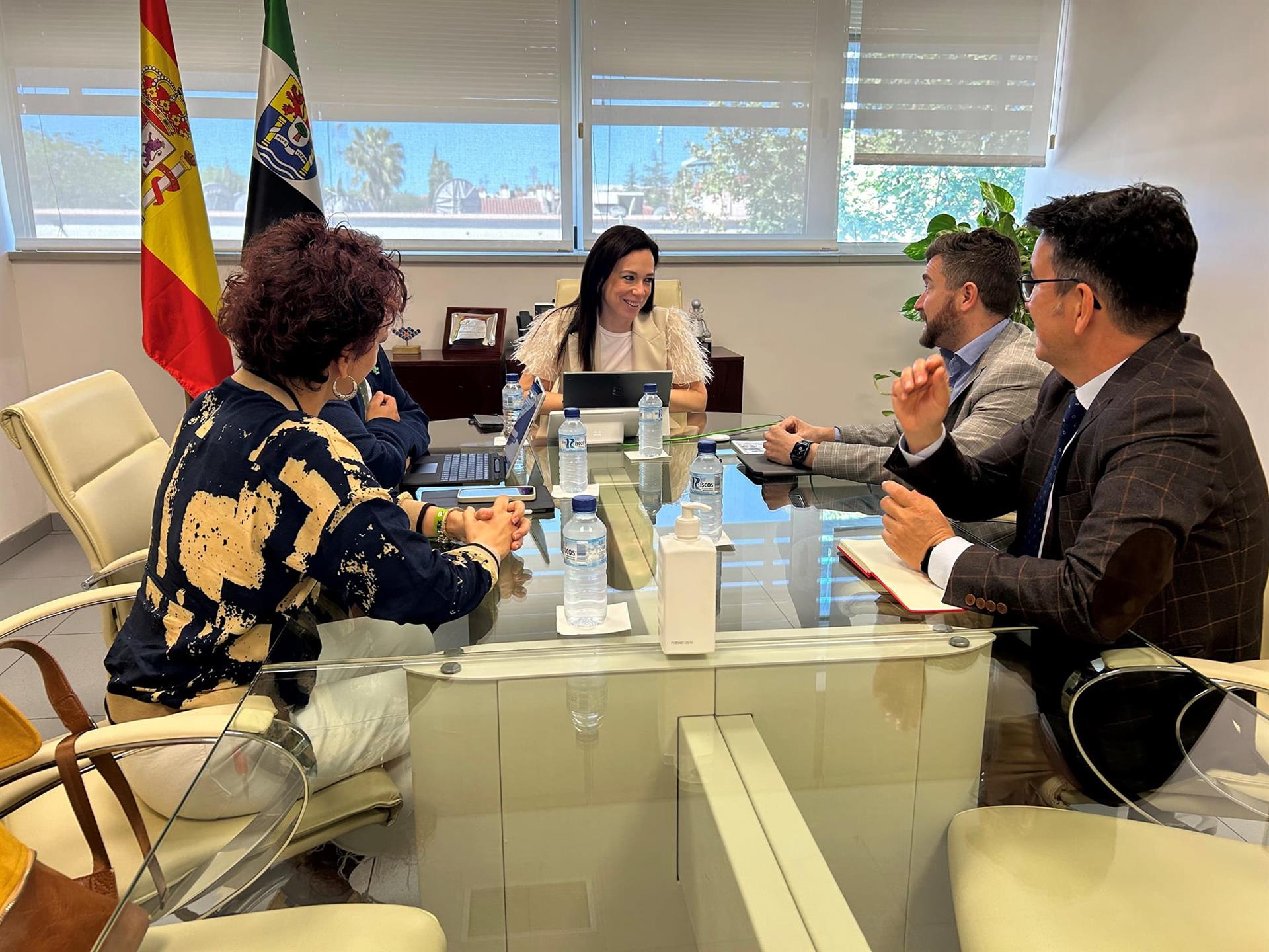El Colegio de Podólogos de Extremadura celebra que la Junta exija autorización sanitaria a los profesionales en centros de mayores El Colegio de Podólogos de Extremadura celebra que la Junta exija autorización sanitaria a los profesionales en centros de mayores