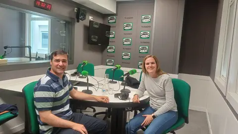 Santiago Polti y Belén Pedoja en los estudios de Onda Cero Córdoba Santiago Polti y Belén Pedoja en los estudios de Onda Cero Córdoba