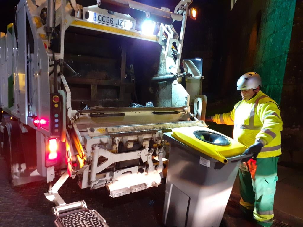 El Concello de Santiago multa a Urbaser con 14.000 euros por "incumplimientos" en el contrato de recogida de basura y limpieza viaria El Concello de Santiago multa a Urbaser con 14.000 euros por "incumplimientos" en el contrato de recogida de basura y limpieza viaria