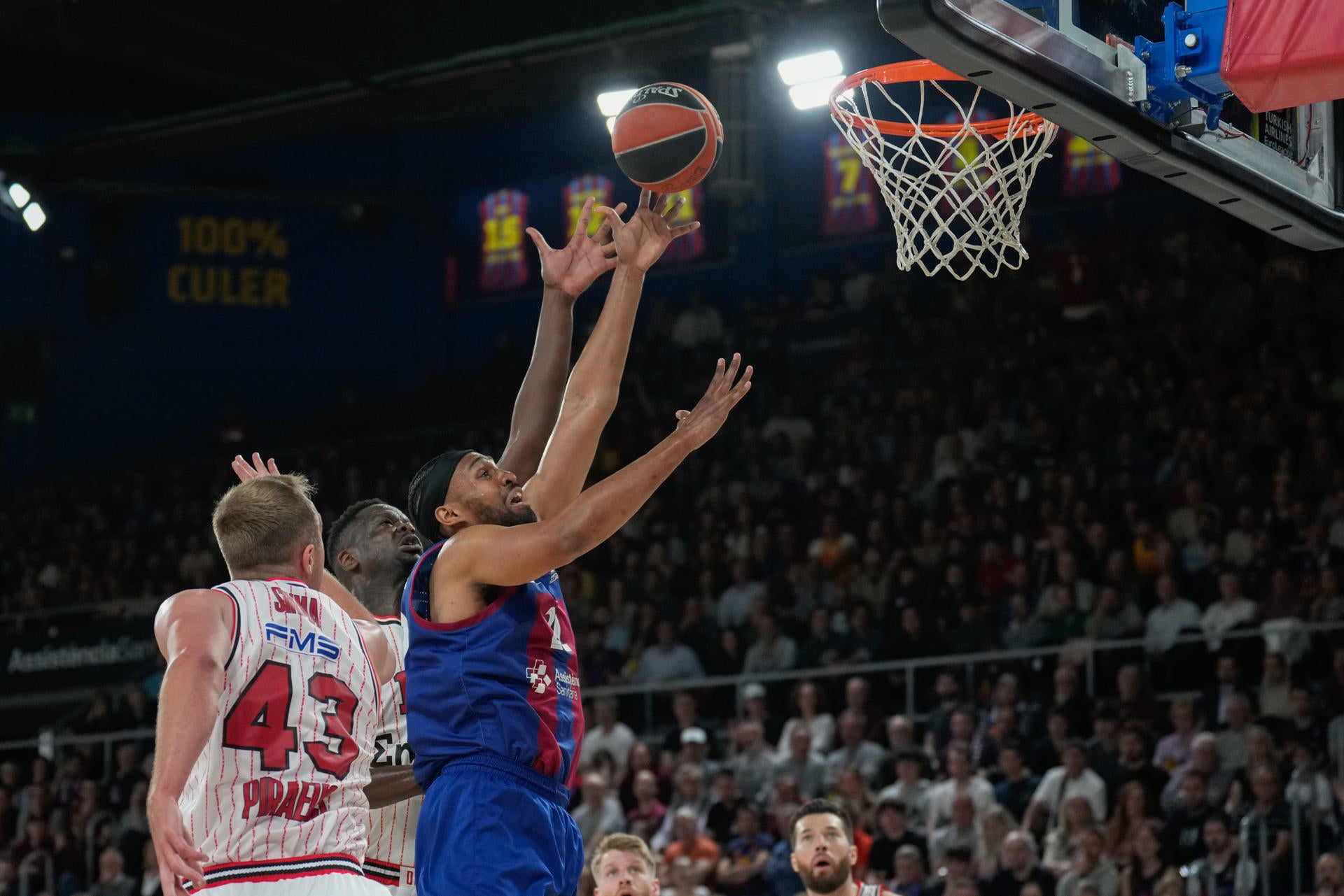 Parker levanta al Barça y empata la serie ante Olympiacos Parker levanta al Barça y empata la serie ante Olympiacos