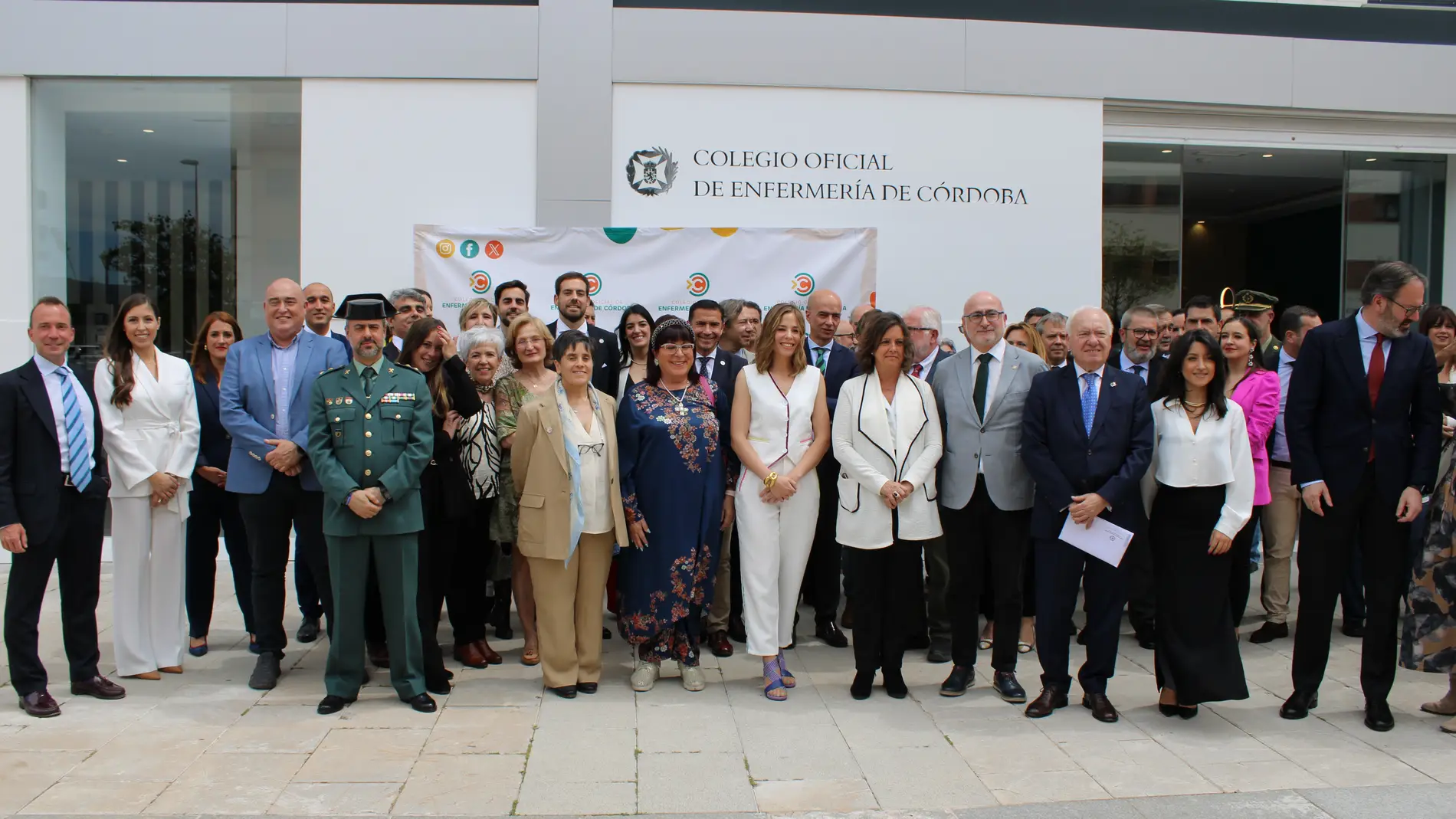 Foto de familia de autoridades, representantes institucionales y responsables sanitarios asistentes a la inauguración
