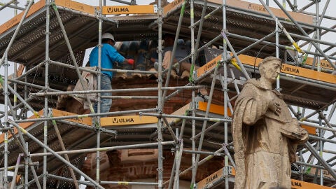 Dos alba&ntilde;iles trabajan en una obra en Val&egrave;ncia. 