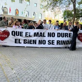 Concentración de familiares, amigos y vecinos de Jesús a las puertas del Juzgado de Menores número 1 de Sevilla Concentración de familiares, amigos y vecinos de Jesús a las puertas del Juzgado de Menores número 1 de Sevilla