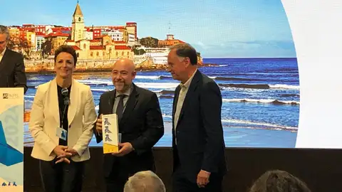 Gijón renueva su pajarita azul Gijón renueva su pajarita azul
