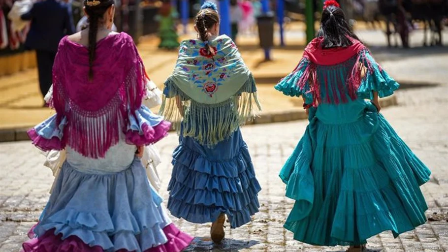 Mujeres vestida de flamenca en la feria.