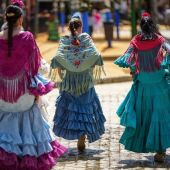 Mujeres vestida de flamenca en la feria.