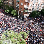 Miles de simpatizantes y militantes del PSOE muestran su apoyo a Sánchez en Ferraz