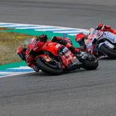 Marc Márquez roza la victoria en Jerez tras una apretada lucha con Bagnaia Marc Márquez roza la victoria en Jerez tras una apretada lucha con Bagnaia