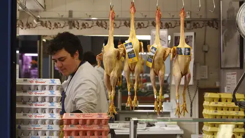 Imagen de archivo de un puesto de alimentos en un mercado. Imagen de archivo de un puesto de alimentos en un mercado./ EFE/David Aguilar