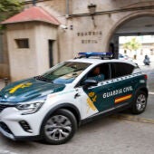 Un coche de la Guardia Civil sale de la comandancia de Valencia.