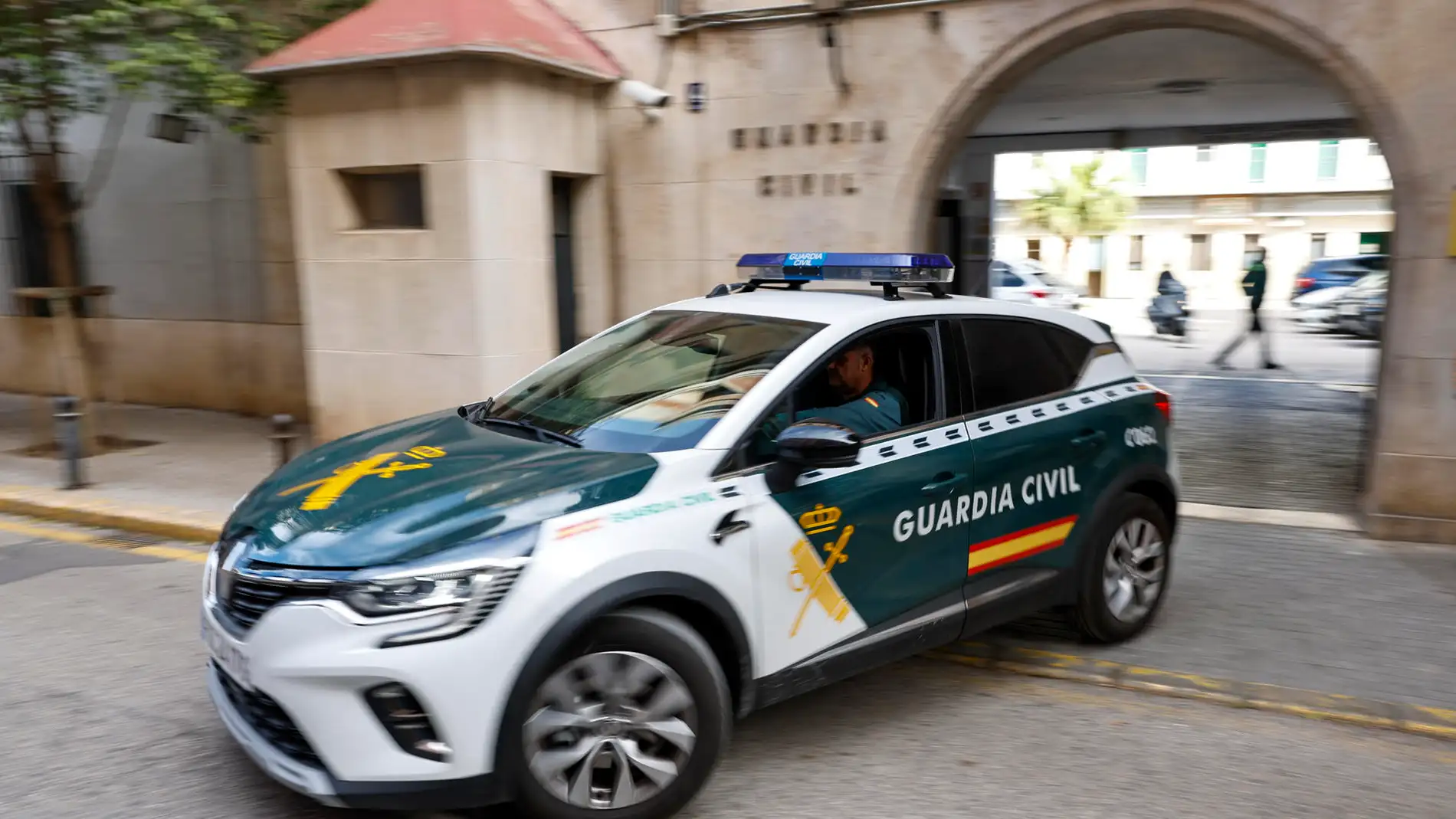 Un coche de la Guardia Civil sale de la comandancia de Valencia.
