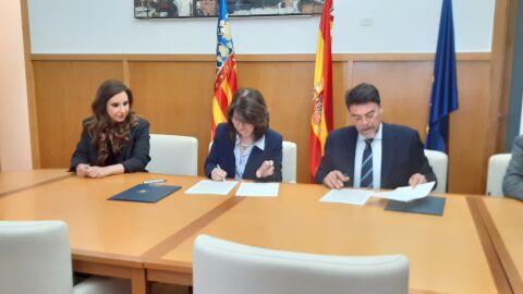 La rectora, Amparo Navarro y el alcalde, Luis Barcala firman la Cátedra de Turismo &#39;Ciudad de Alicante&#39;