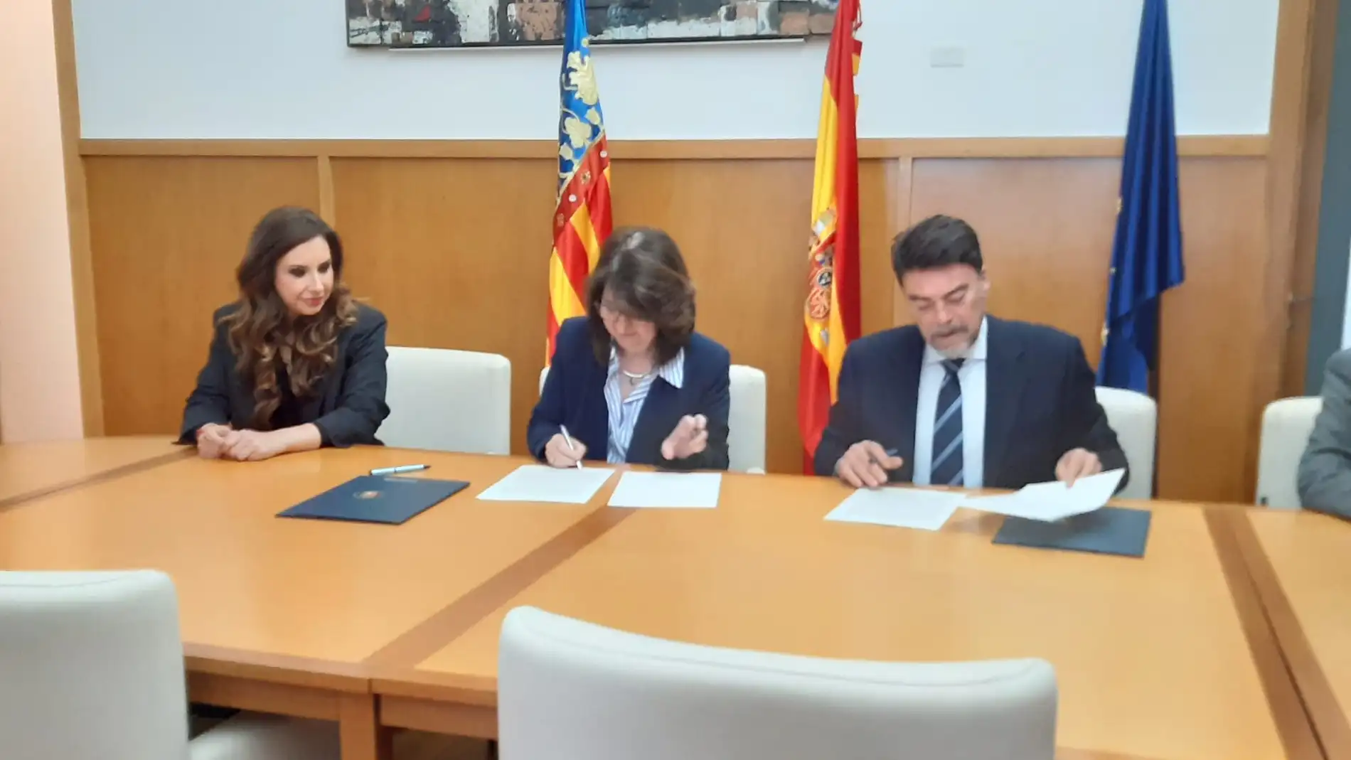 La rectora, Amparo Navarro y el alcalde, Luis Barcala firman la Cátedra de Turismo 'Ciudad de Alicante'