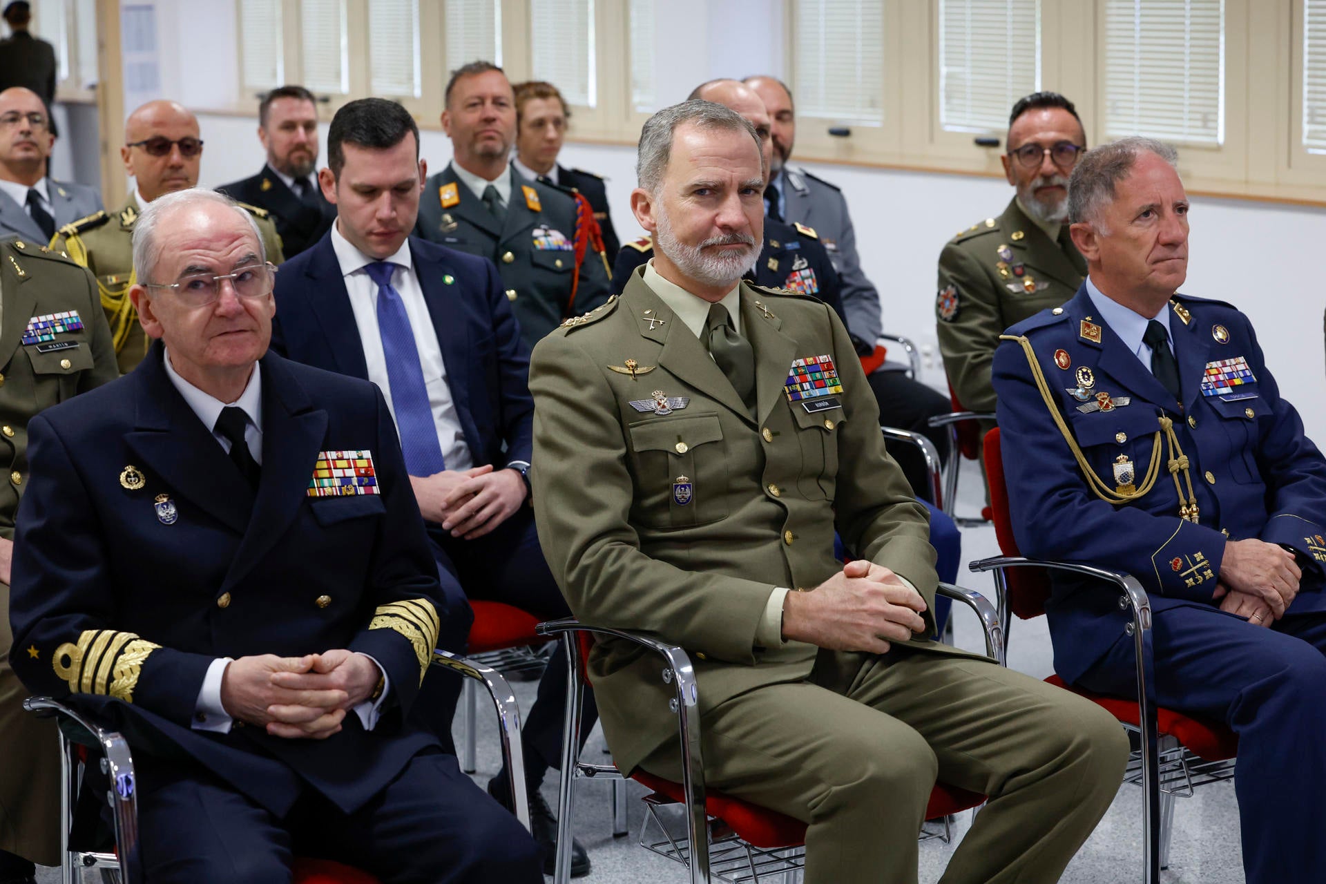 El rey Felipe VI supo que Pedro Sánchez se quedaba antes de presidir un acto militar El rey Felipe VI supo que Pedro Sánchez se quedaba antes de presidir un acto militar