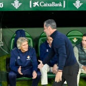 Los entrenadores del Betis, Manuel Pellegrini (i), y del Sevilla, Quique Sánchez Flores, se saludan antes del partido de Liga en Primera División que Real Betis y Sevilla FC disputan este domingo en el estadio Benito Villamarín