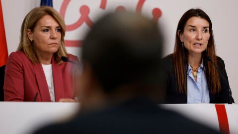 La consellera de Hacienda y portavoz del Consell, Ruth Merino (d), y la vicepresidenta segunda y consellera de Servicios Sociales, Igualdad y Vivienda, Susana Camarero. 