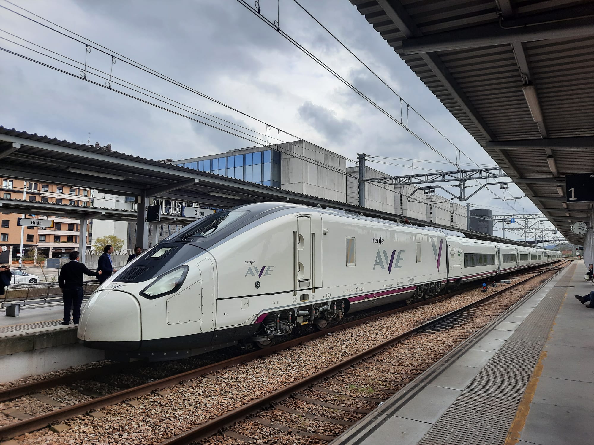 Renfe realiza pruebas de los Avril de cara a su estreno del 21 de mayo entre Asturias y Madrid Renfe realiza pruebas de los Avril de cara a su estreno del 21 de mayo entre Asturias y Madrid