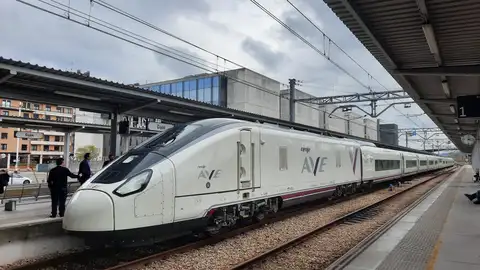 Renfe realiza pruebas de los Avril de cara a su estreno del 21 de mayo entre Asturias y Madrid Renfe realiza pruebas de los Avril de cara a su estreno del 21 de mayo entre Asturias y Madrid