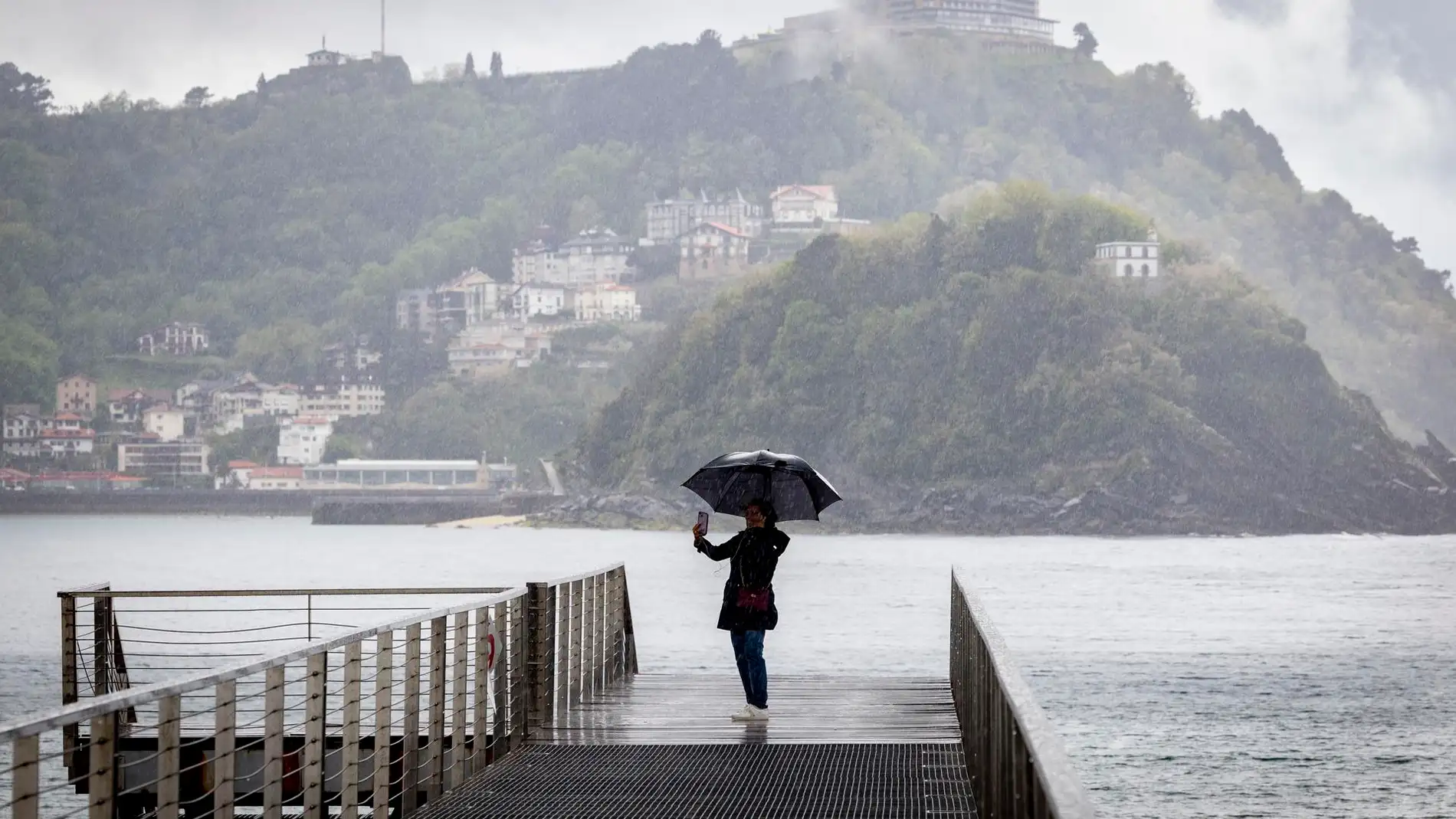 Tiempo en el puente de mayo: una borrasca atlántica que hará sacar el abrigo y el paraguas