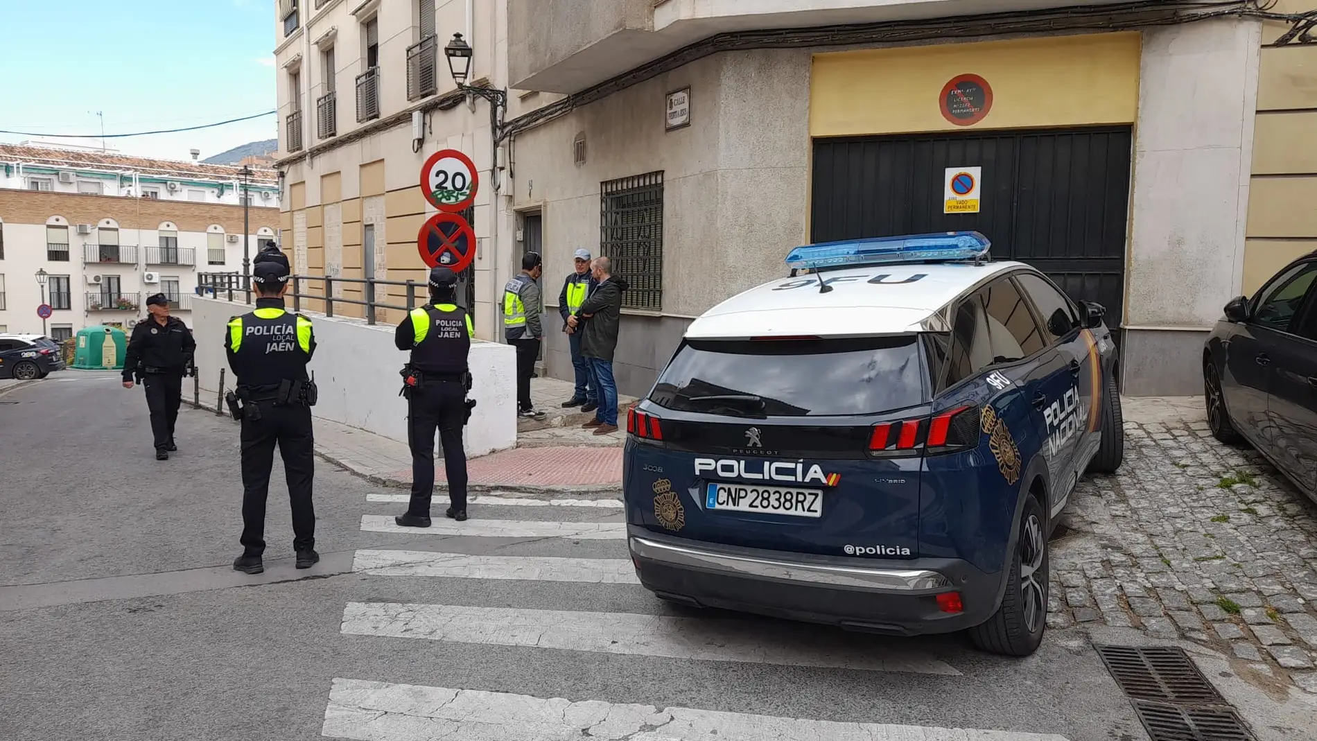 Agentes de la Policía Nacional en el lugar del suceso en Jaén/ Europa Press