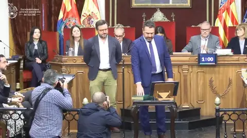 José Antonio Román Benticuaga durante su toma de posesión del acta como concejal en Elche. José Antonio Román Benticuaga durante su toma de posesión del acta como concejal en Elche.