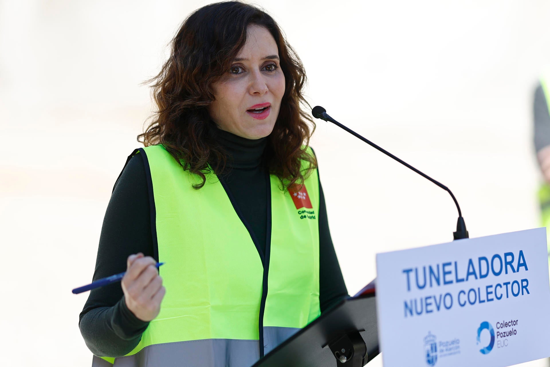 Ayuso carga contra Sánchez tras anunciar que sigue: "Tiene dos Falcon, mil asesores, gastos pagados, ¿dónde mejor iba a ir?" Ayuso carga contra Sánchez tras anunciar que sigue: "Tiene dos Falcon, mil asesores, gastos pagados, ¿dónde mejor iba a ir?"