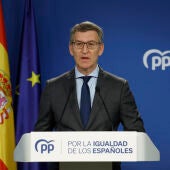 El líder del PP, Alberto Núñez Feijóo, durante la rueda de prensa ofrecida en la sede de la formación.