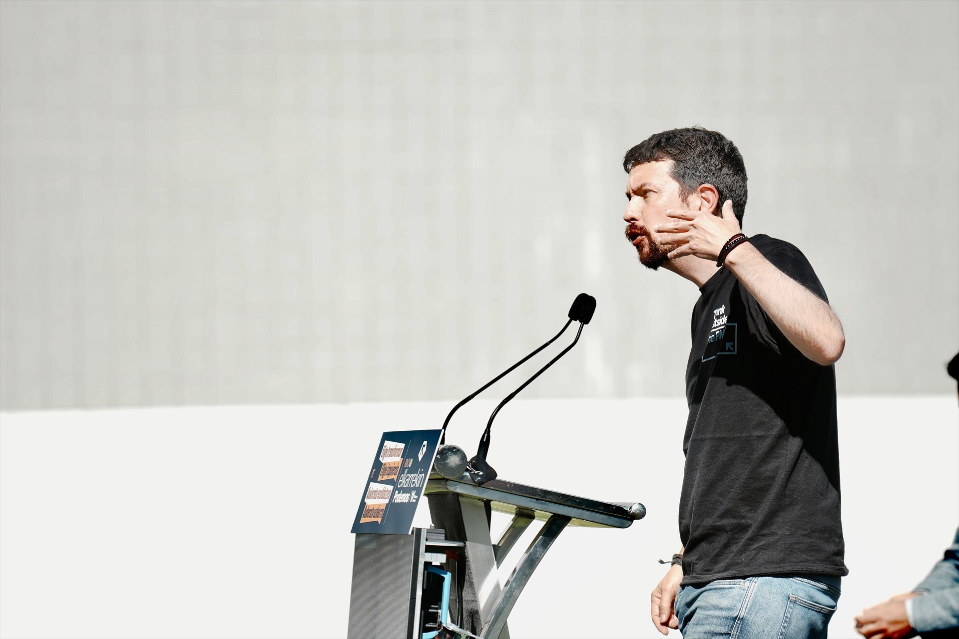 Las primeras palabras de Pablo Iglesias a la no dimisión de Sánchez: "Ha hecho el ridículo" Las primeras palabras de Pablo Iglesias a la no dimisión de Sánchez: "Ha hecho el ridículo"