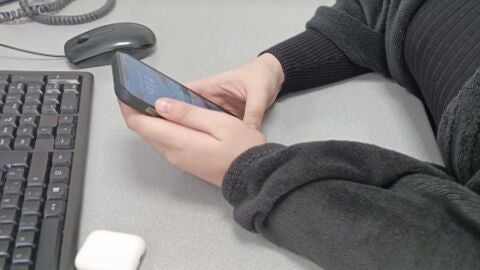 Persona usando su tel&eacute;fono m&oacute;vil