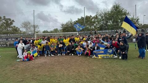 Foto de familia de jugadores del Orihuela CF y aficionados desplazados hasta Cartagena a pesar de la lluvia