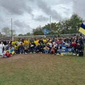 Foto de familia de jugadores del Orihuela CF y aficionados desplazados hasta Cartagena a pesar de la lluvia