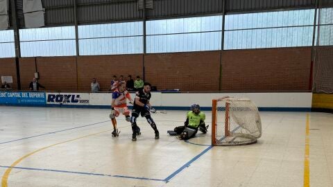 30-4 Enol Mier, del Oviedo Roller, anota un gol ante el Raxoi