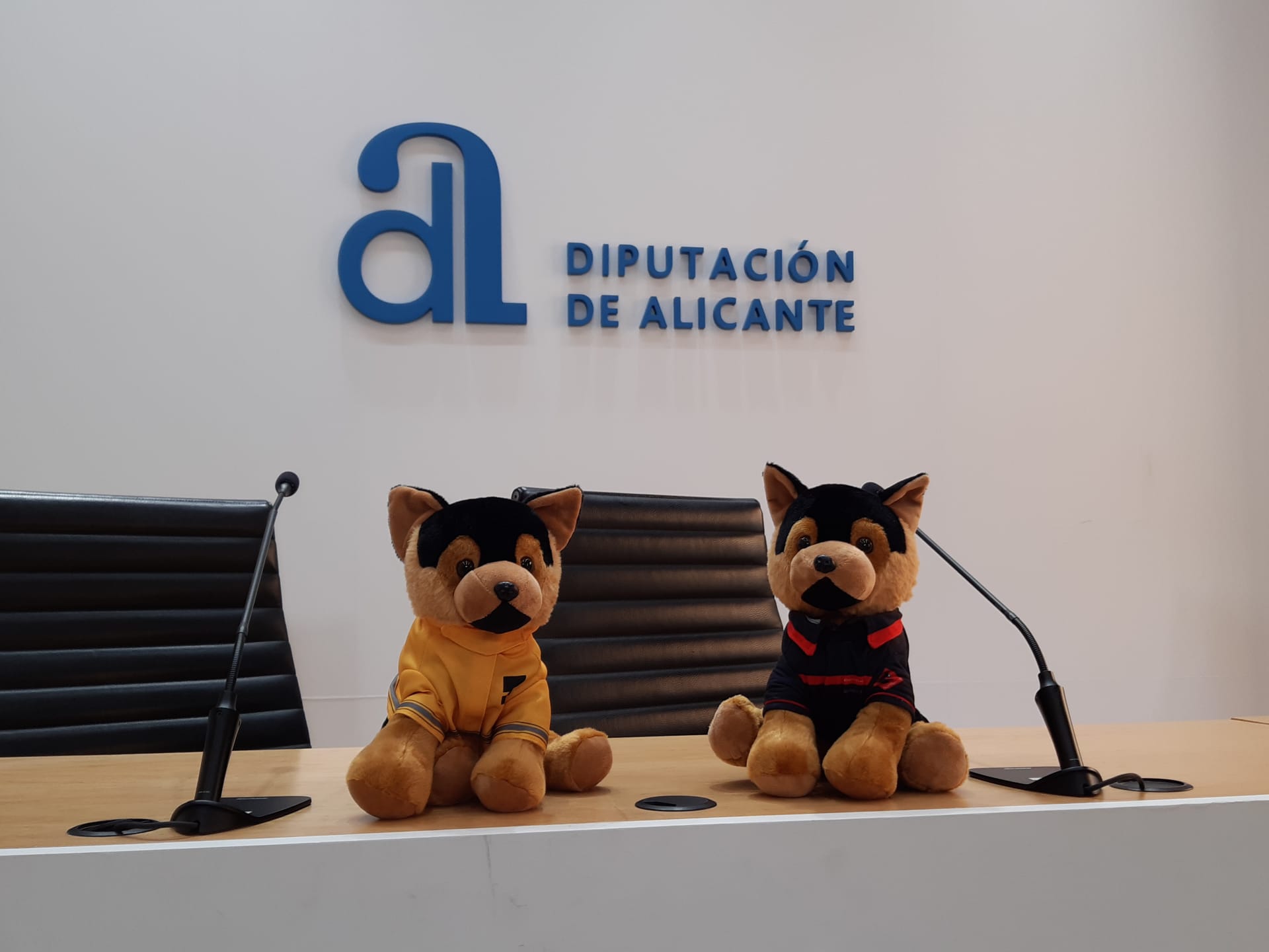 Un perro de peluche es "un bombero más" para los menores implicados en situaciones de emergencia Un perro de peluche es "un bombero más" para los menores implicados en situaciones de emergencia